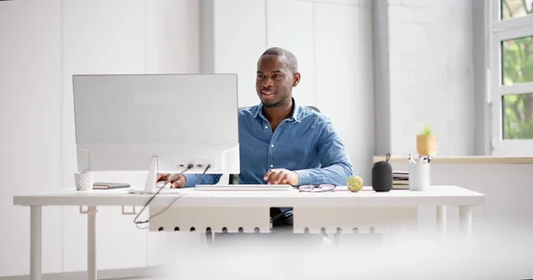 African American Business Man Korzystanie Komputera — Zdjęcie stockowe