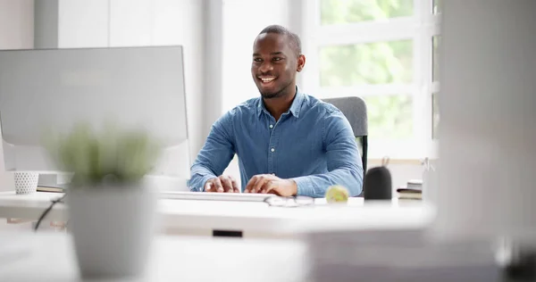 African American Business Man Using Computer — Stock Photo, Image