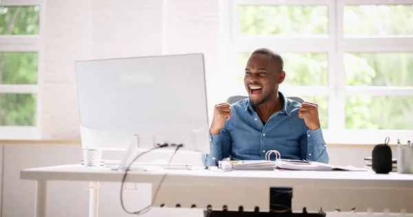 コンピュータを持つ幸せなアフリカ系アメリカ人株式トレーダービジネスマン — ストック写真