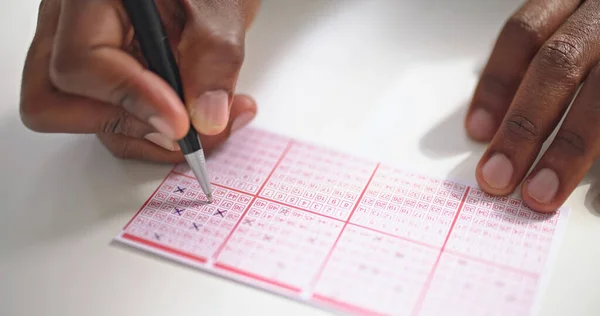 Número Marcação Mão Pessoa Bilhete Loteria Com Caneta — Fotografia de Stock