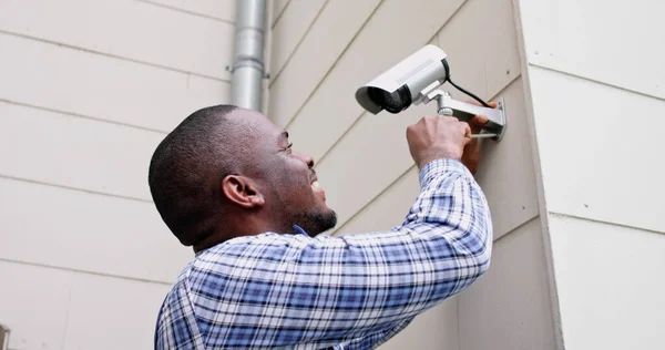 Afro Amerikaanse Handyman Met Cctv Camera Beveiligingssysteem — Stockfoto