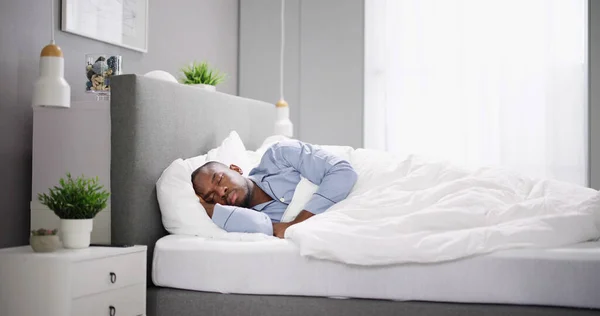 Gäspande Afroamerikansk Man Sovande Sängen — Stockfoto