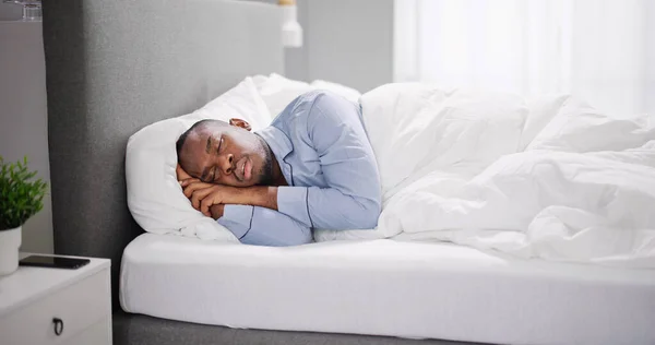 Afrikansk Amerikansk Man Med Sömnapné Snarkning — Stockfoto