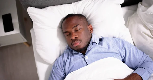 Junger Glücklich Lächelnder Afrikanischer Mann Wacht Schlafzimmer Auf — Stockfoto