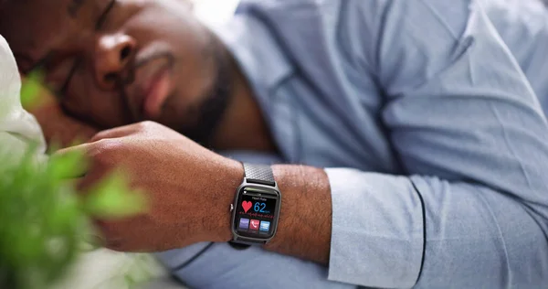 Hombre Durmiendo Con Reloj Inteligente Mano Mostrando Ritmo Cardíaco — Foto de Stock