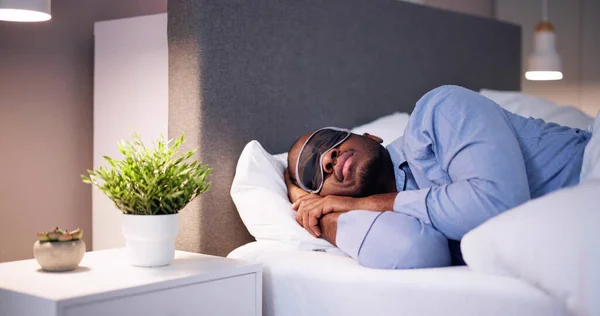 Jonge Afrikaanse Man Slapen Met Slaap Masker — Stockfoto