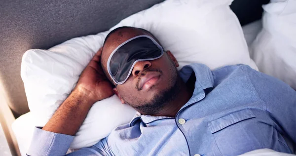 Ung Afrikansk Man Sover Med Sömnmask — Stockfoto