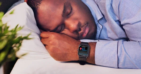 Człowiek Śpi Inteligentnego Watch Ręku Wyświetlono Bicia Serca — Zdjęcie stockowe