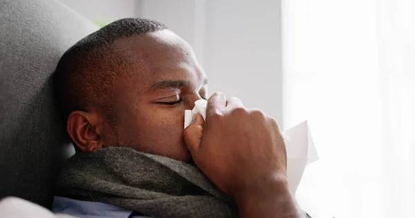 Ung Man Infekterad Med Förkylning Blåser Näsan Näsduken — Stockfoto