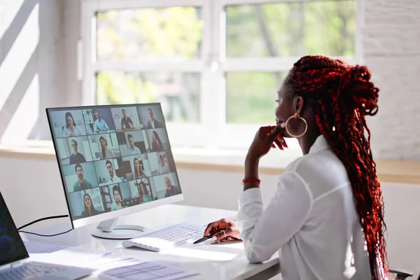 Αφρικανική Γυναίκα Βίντεο Συνέδριο Business Call Στην Οθόνη Του Υπολογιστή — Φωτογραφία Αρχείου