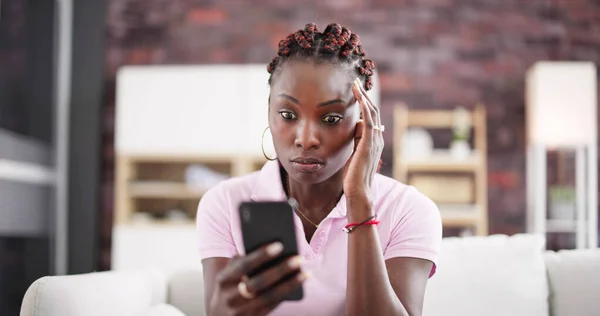 携帯電話を手にしたアフリカ系アメリカ人女性 — ストック写真