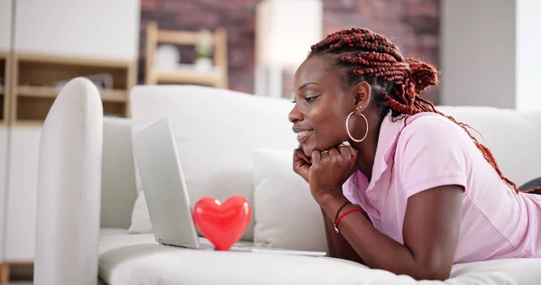 Long Distance Dating Online Relationship Woman Using Laptop — Stock Photo, Image
