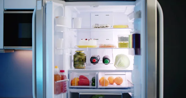 Réfrigérateur Ouvert Plein Jus Légumes Frais Dans Cuisine — Photo