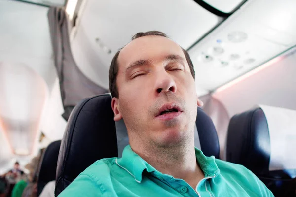 Człowiek Chrapie Podczas Snu Samolocie Podróż Samolotem — Zdjęcie stockowe