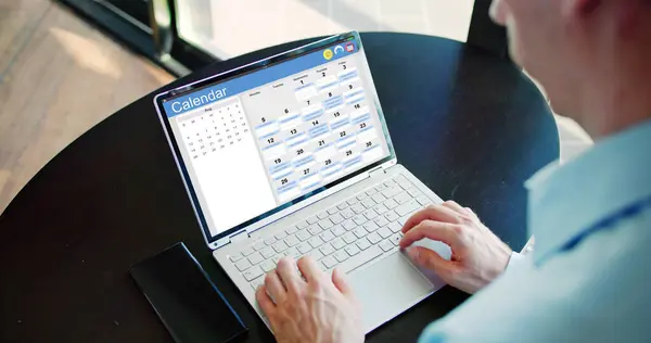 Närbild Affärsman Hand Med Kalendern Laptop Skrivbordet — Stockfoto
