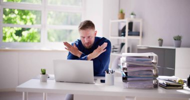 İş adamı masada yorgun ve stresli.