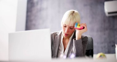 İş stresi ve Anksiyete Yönetimi Pop It Oyuncak Kullanıyor