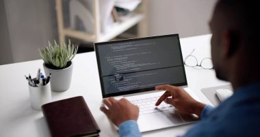 Afrikalı Amerikalı Web Geliştirici Programcısı. Kodlama Yazılımı