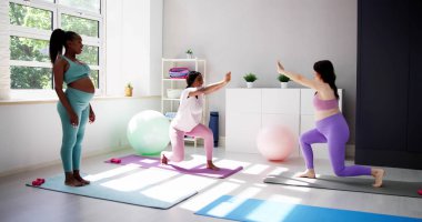 Doğum öncesi Yoga Salonu. Hamile Kadın Grup Kondisyonu