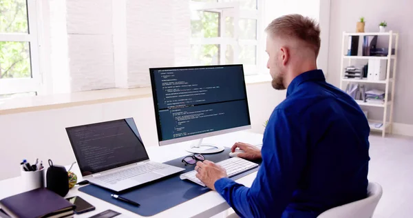 Computerprogrammierer Schreibt Programmcode Auf Computer Büro — Stockfoto