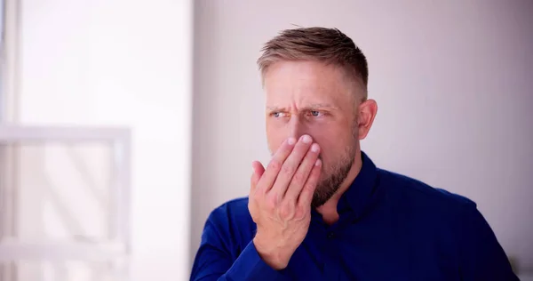 Κακή Μυρωδιά Οδοντική Αναπνοή Και Χέρι Κοντά Στο Στόμα Και — Φωτογραφία Αρχείου