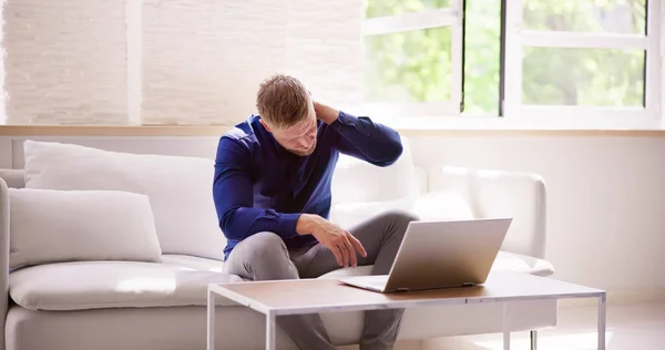 Man Werkt Aan Laptop Computer Met Nekletsel Pijn Ontsteking — Stockfoto