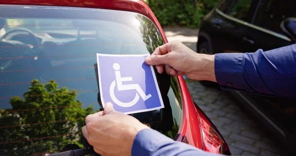 Sürücü Araç Aracına Tekerlekli Sandalye Etiketi Yazısı Yazıyor — Stok fotoğraf