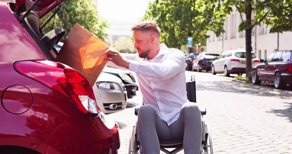 Mann Rollstuhl Erledigt Supermarkt Einkäufe Mit Auto — Stockfoto