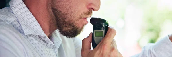 Teste Álcool Respirador Carro Homem Fazendo Exame Respiração — Fotografia de Stock