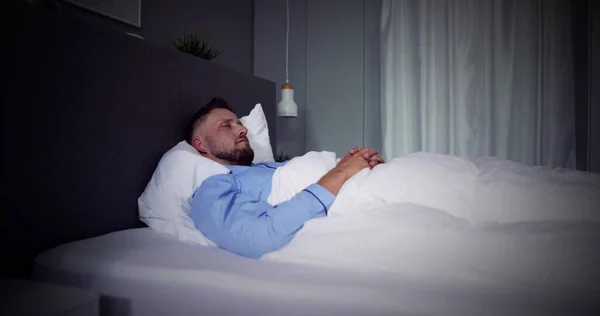Mann Schläft Nachts Bett Und Träumt — Stockfoto