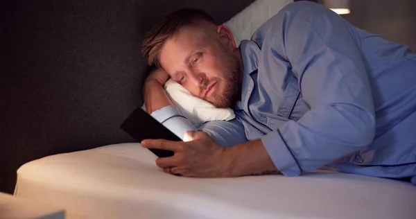 Человек Лежит Кровати Помощью Мобильного Телефона Ночью — стоковое фото