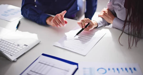 Advocaat Hand Document Review Contract Bemiddeling — Stockfoto