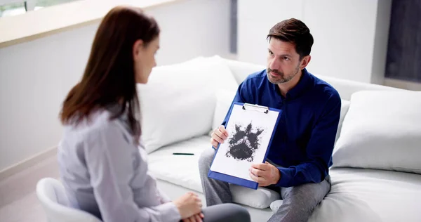 Patiënt Kijken Naar Rorschach Inkblot Held Door Vrouwelijke Psycholoog — Stockfoto