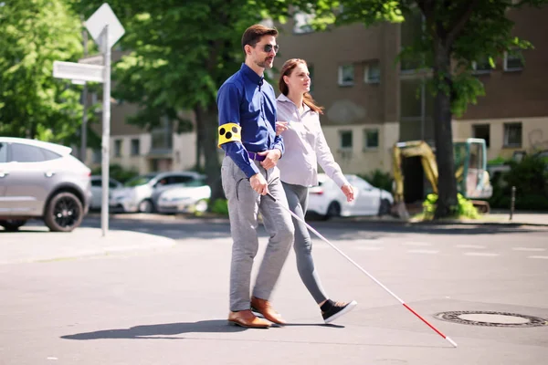 Jonge Vrouw Helpen Blinde Man Met Witte Stok Tijdens Het — Stockfoto
