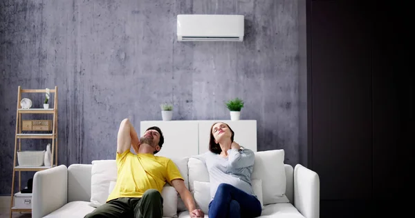 Ziek Paar Met Koude Pijnlijke Keel Van Airconditioning — Stockfoto