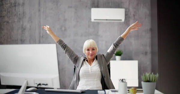 Zrelaksowany Businesswoman Ciesząc Się Chłodzenie Klimatyzatora Biurze — Zdjęcie stockowe