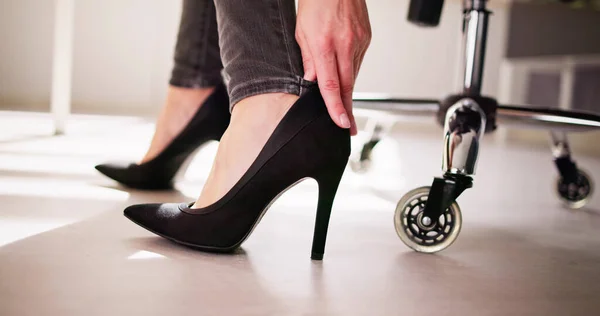 Unbequeme Schuhe Blasenschmerzen Frau Mit Schmerzenden Füßen — Stockfoto