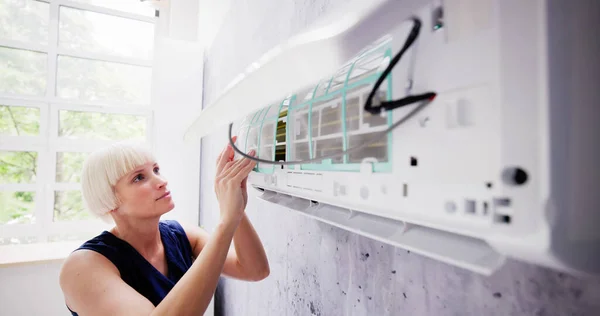 Young Woman Cleaning Air Conditioning System Home — Stock Photo, Image