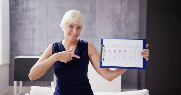Kobieta Korzystająca Cyklu Miesiączkowego Lub Okres Kalendarz — Zdjęcie stockowe