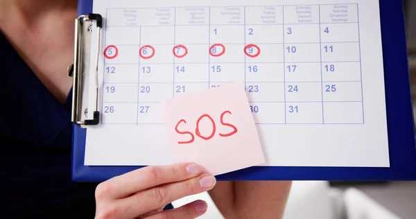 Kvinna Använda Menstruationscykel Eller Period Kalender — Stockfoto