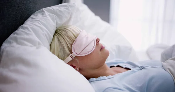 Uyku Maskesi Yatak Odasında Uyuyan Genç Kadın — Stok fotoğraf