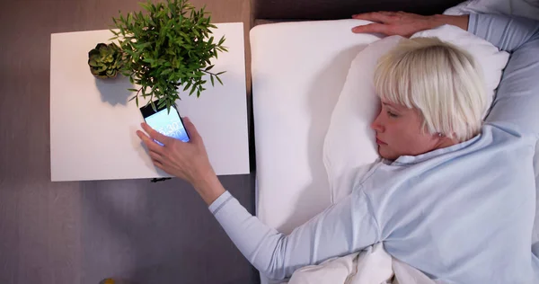 Kvinna Liggande Sängen Slummer Larm Mobiltelefonen — Stockfoto
