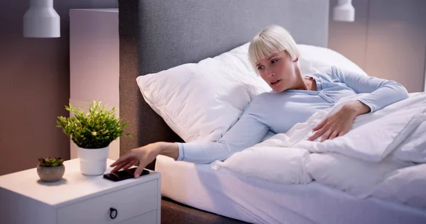 Mulher Acordando Tarde Demais Pânico Adormecido Atrasado Para Trabalho — Fotografia de Stock