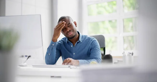 Stressad Sjuk Afroamerikansk Anställd Man Vid Datorn — Stockfoto