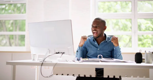 快乐的非裔美国股票交易商商人与计算机 — 图库照片