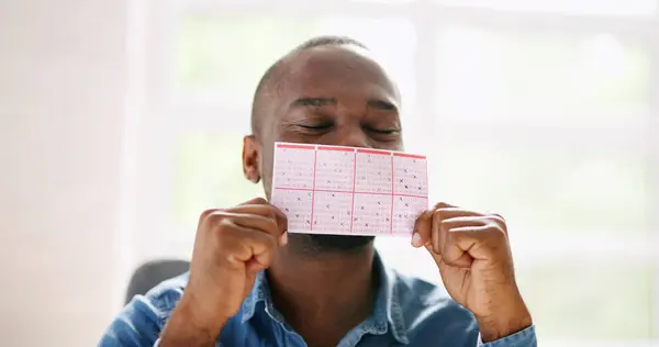 Hombre Africano Besando Boleto Apuesta Tarjeta Juego Lotería —  Fotos de Stock