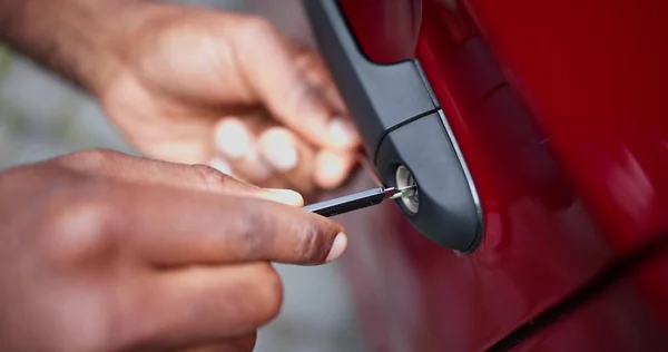 Close Person Hand Opening Car Door Lockpicker — Stock Photo, Image