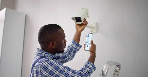 Afro Americano Usando Segurança Sistema Alarme Telefone Móvel — Fotografia de Stock