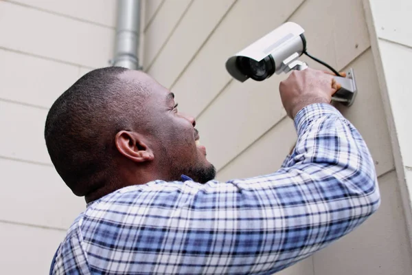 Handyman Afro Americano Com Câmera Cctv Sistema Segurança — Fotografia de Stock