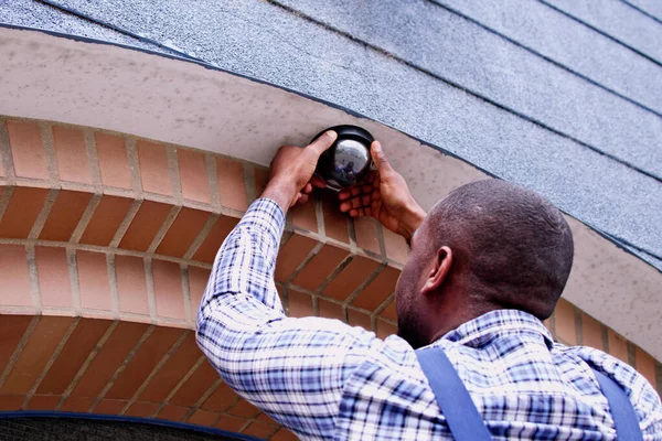 Afro Amerikaanse Handyman Cctv Camera Installateur Ladder — Stockfoto
